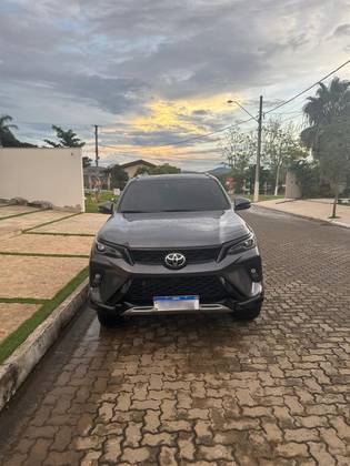 TOYOTA HILUX SW4 2.8 D-4D TURBO DIESEL SRX PLATINUM 7L 4X4 AUTOMÁTICO